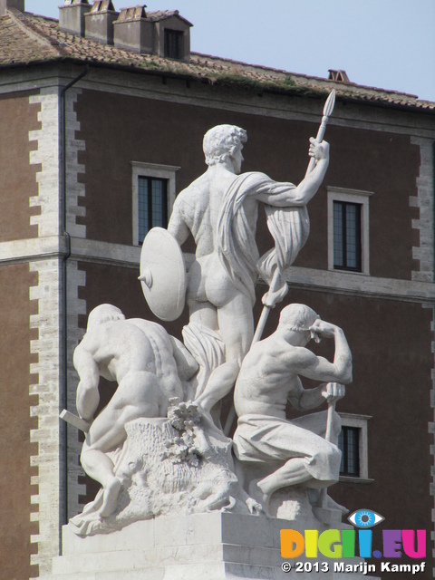 SX31322 Statue in front of Altare della Patria